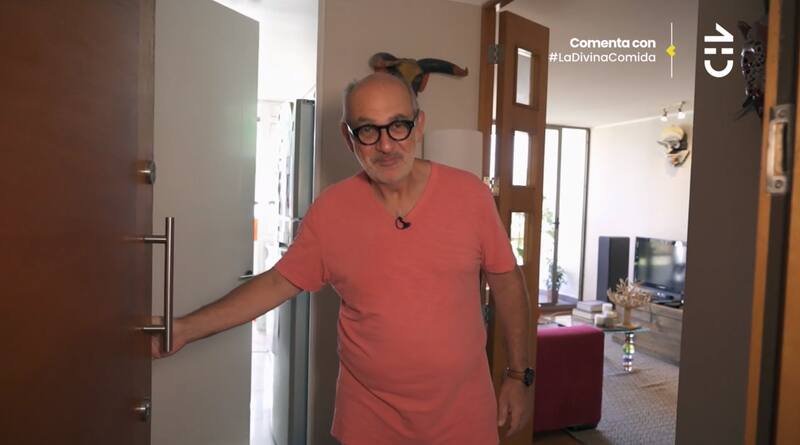 Luis Gnecco mostró el departamento donde está viviendo, el cual está lleno de arte, libros y muebles prestador por un reconocido actor.