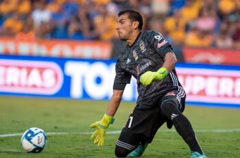 Los tres porteros del Tigres de Eduardo Vargas dieron positivo por coronavirus