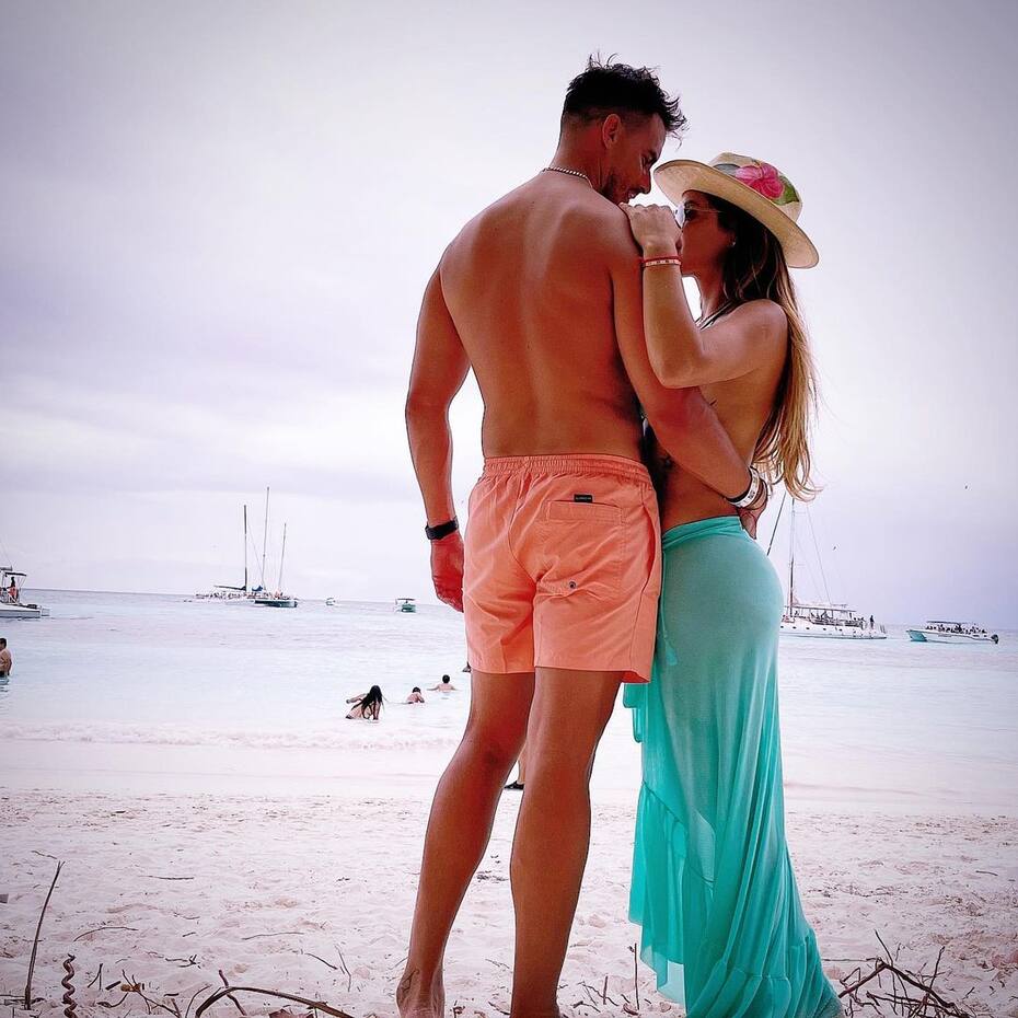 La modelo compartió una tierna fotografía junto a su futuro esposo y le dedicó una tierna dedicatoria.