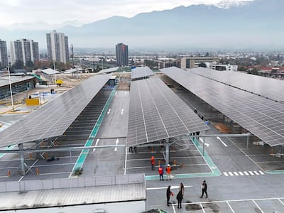 Será la más grande en un centro comercial: Inauguran planta fotovoltaica en mall de la RM