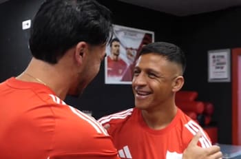 “Care’ gato”: Así fue el encuentro de Gabriel Suazo y Alexis Sánchez en Sevilla