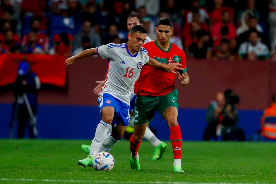 El defensor por La Roja.