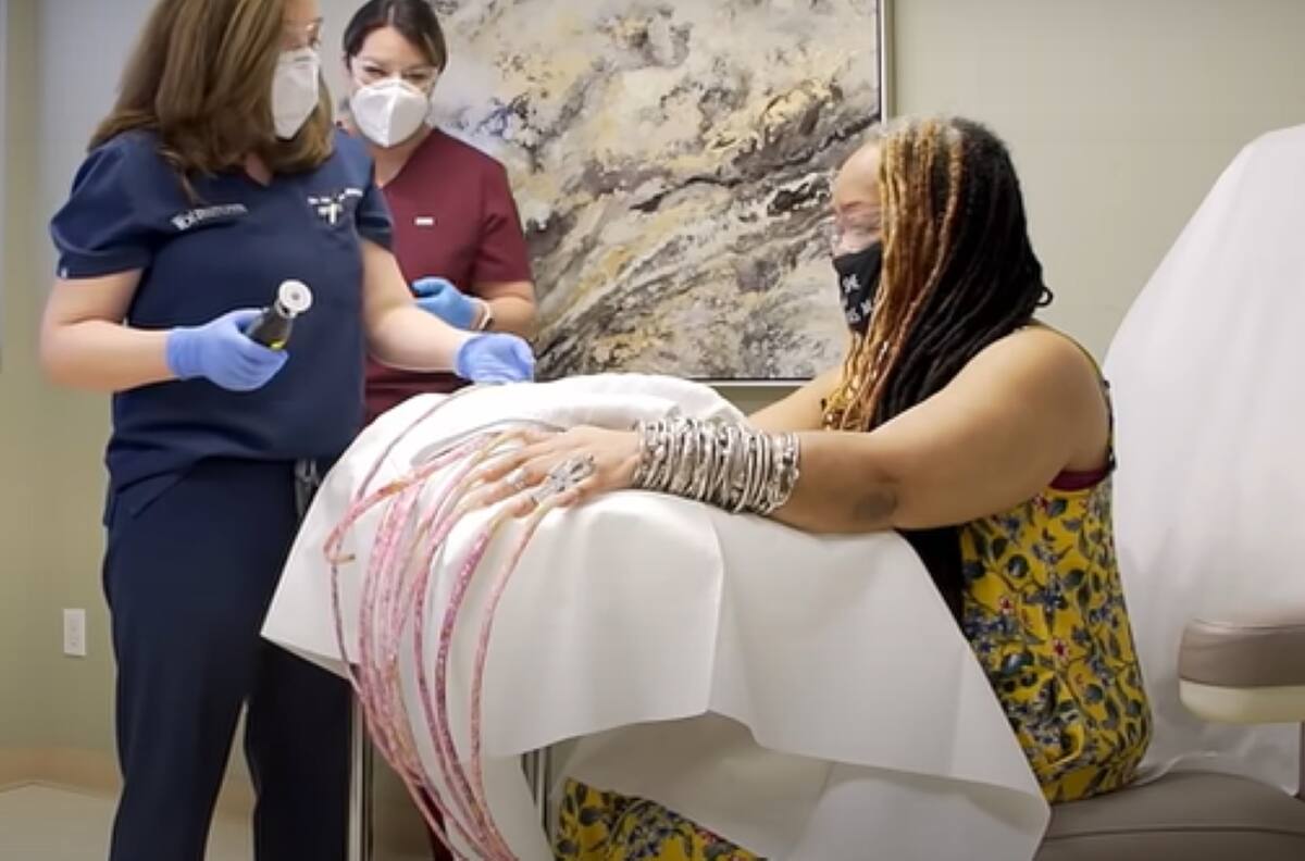 VIDEO | Tenía un Récord Guinness: Mujer corta sus largúisimas uñas por primera vez en 30 años