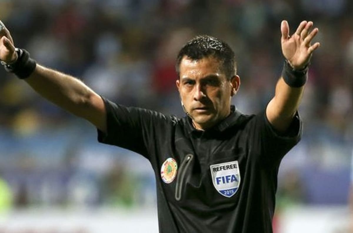 Jugador brasileño del Real Madrid exigió respeto para el juez chileno Julio Bascuñán