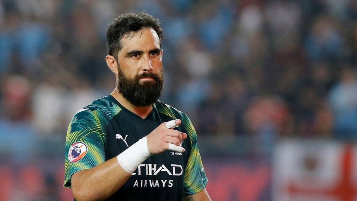 Claudio Bravo será titular en el City por EFL Cup
