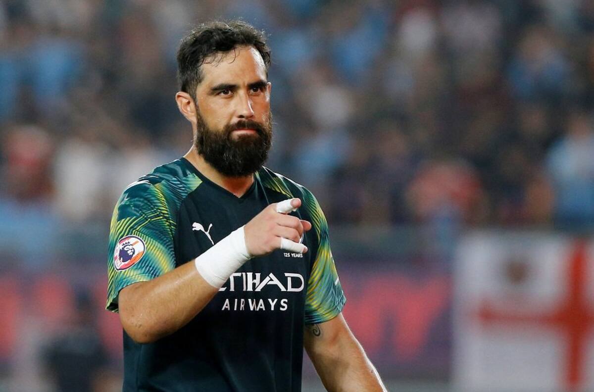 Claudio Bravo volvió a destacar por su juego con los pies ante Liverpool