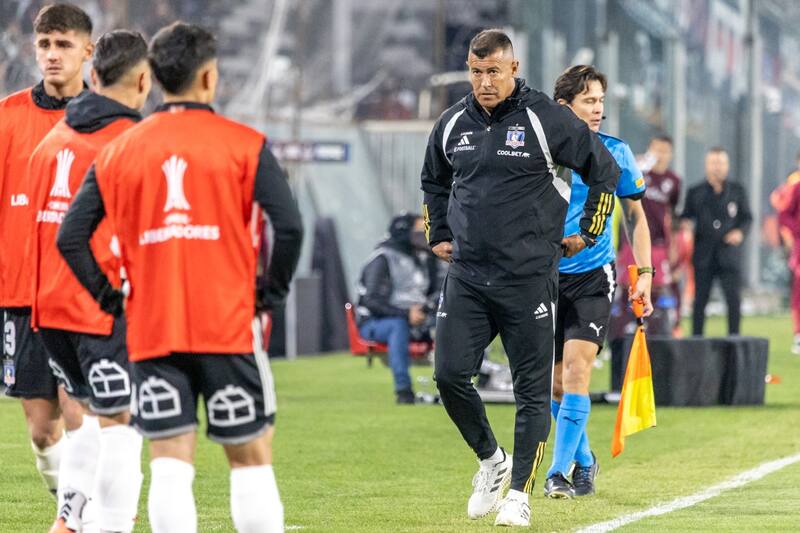 mirando a los suplentes de Colo Colo. (Foto: Felipe Escobedo - @delrio.fotos).