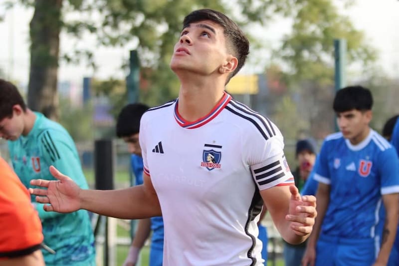 El zaguero es uno de los jugadores que esperan irrumpir en Colo Colo para 2026. Foto: Bruno Torres en Instagram.
