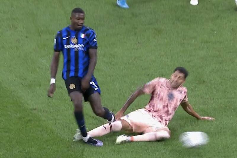 salió expulsado a los 20 minutos en el Torino.