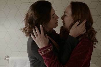 "Esto en Italia no lo pasarían nunca": Patricia Rivadeneira recordó conversación con productor tras mostrar escenas con Ingrid Cruz en "Demente"