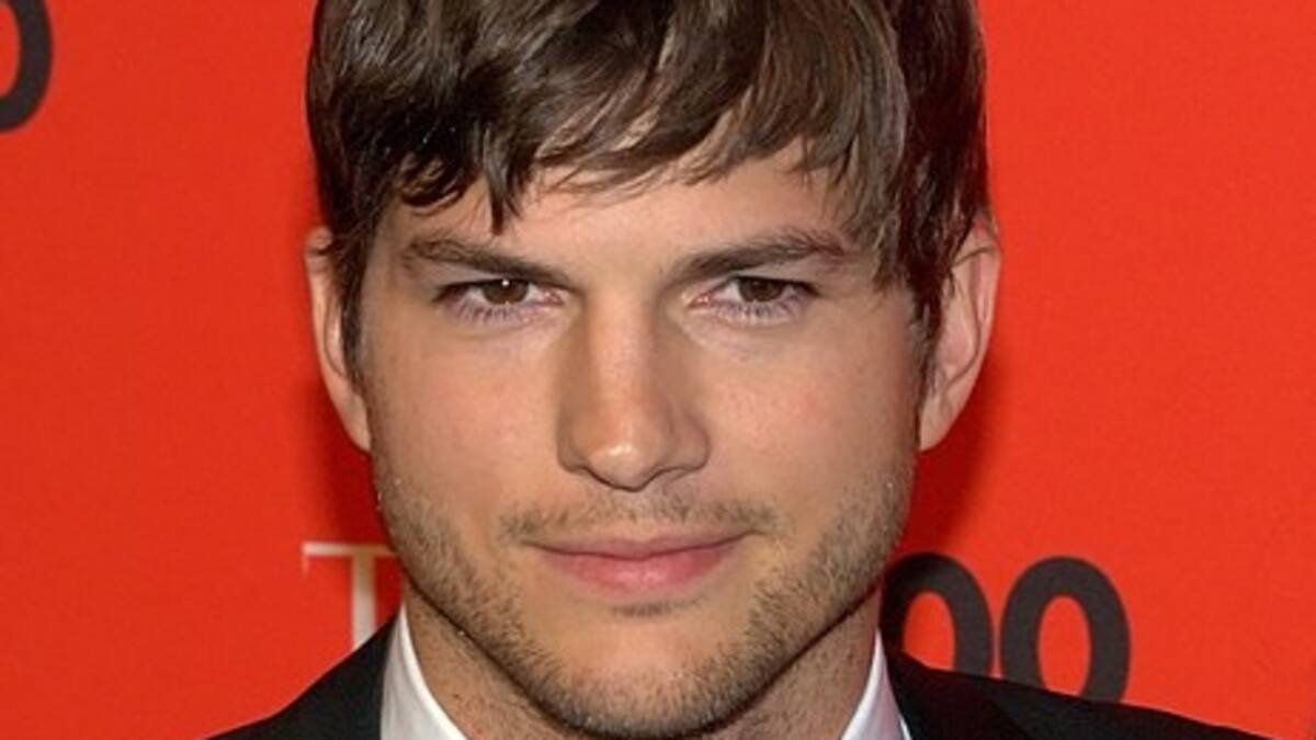 Viralizan fotografía de Ashton Kutcher visitando restaurant de Punta Arenas: "¡Gracias por tu visita, Ashton!"