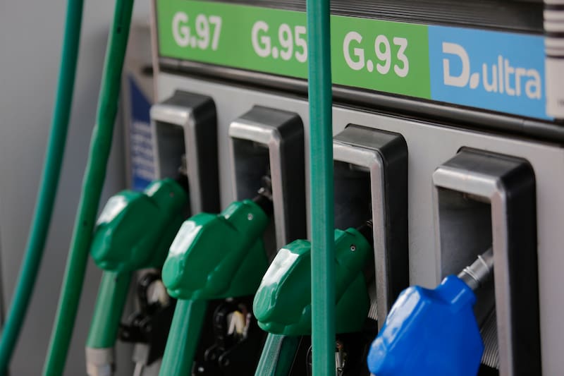 Dueños de bencineras serán multados si venden combustible a vehículos sin placa, según la modificada Ley de Tránsito.