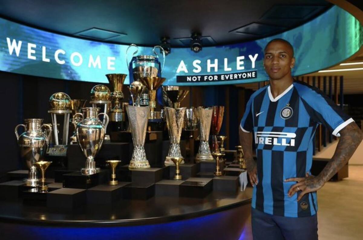 Así Ashley Young anunció su traspaso al Inter de Alexis Sánchez y Lukaku