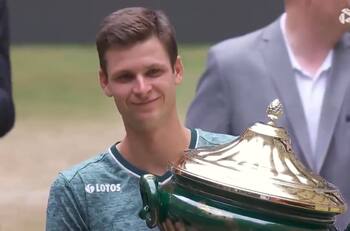 VIDEO | ¿No había otro más grande? El gigantesco trofeo que levantó el ganador del ATP de Halle