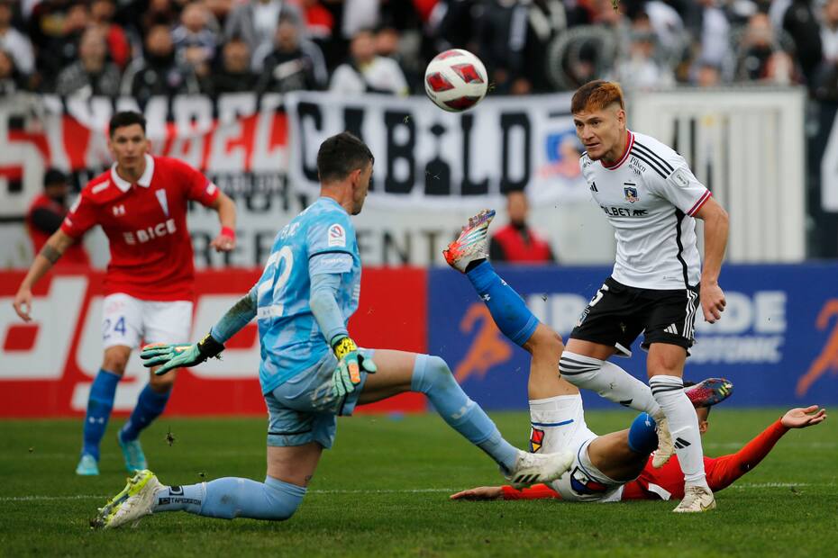 jugando por Colo Colo ante Universidad Católica en el estadio Monumental (Foto: Aton)