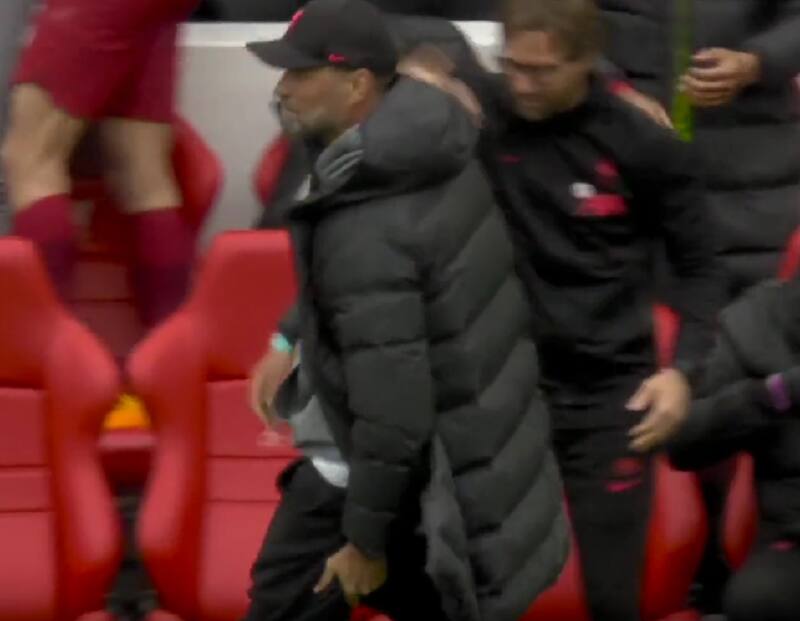 El técnico alemán se lesionó celebrando el agónico gol del Liverpool.