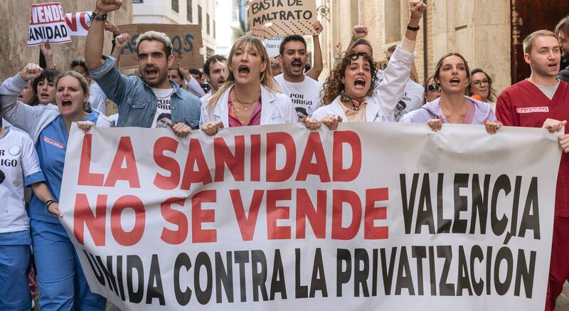 Xoàn Fórneas es Quique, Abril Zamora es Neus, Amin Hamada es Oriol, Maca de la Rueda es Rocío en "Respira" de Netflix