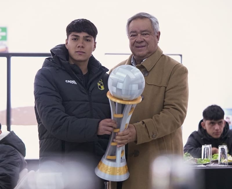 El dirigente junto a Demian Araya, capitán de la Sub 15 del club pirata, campeón nacionalde la categoría.