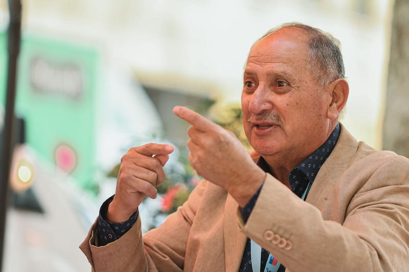 "Veo hartos partidos, participo de una escuelita de fútbol en Llay Llay y, además, presido la Corporación Jugadores por Siempre, que se dedica a ayudar a ex futbolistas", comenta el ex DT de Colo Colo.