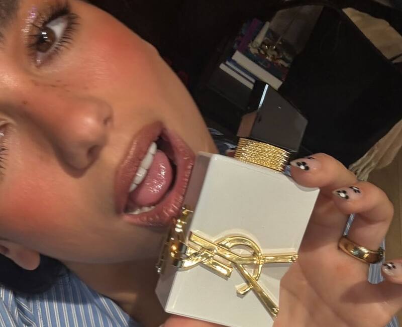 El lujoso perfume de la marca Yves Saint Laurent.