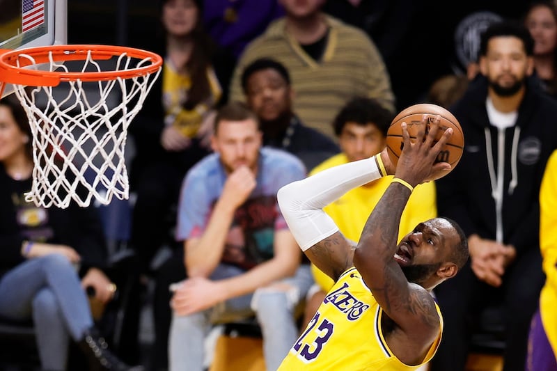 LeBron James jugando con Los Angeles Lakers