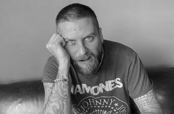 “Tienen una carga súper potente de rabia, de frustración”: Jean Philippe Cretton habla de su nuevo disco, “Nada que perder”