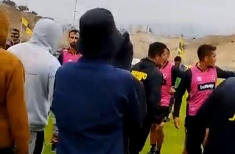 El plantel de Coquimbo debió soportar el hostigamiento de algunos barristas. Foto: Captura.