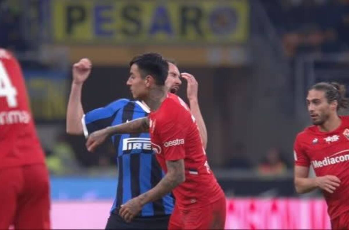 El duro cruce entre Godín y Pulgar que terminó en un codazo contra el uruguayo