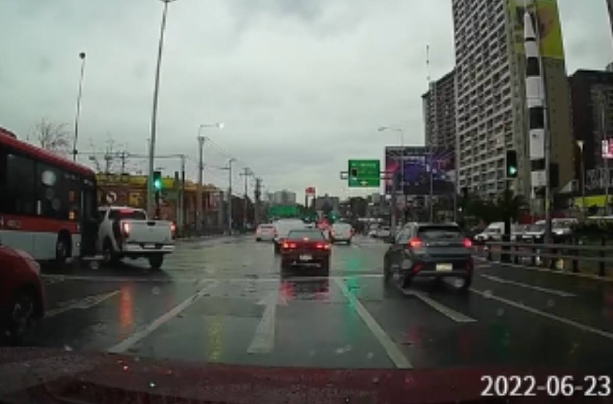 VIDEO | Dobló donde no tenía que doblar: Camioneta es impactada por una micro en La Florida