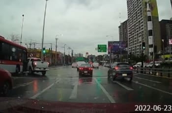 VIDEO | Dobló donde no tenía que doblar: Camioneta es impactada por una micro en La Florida
