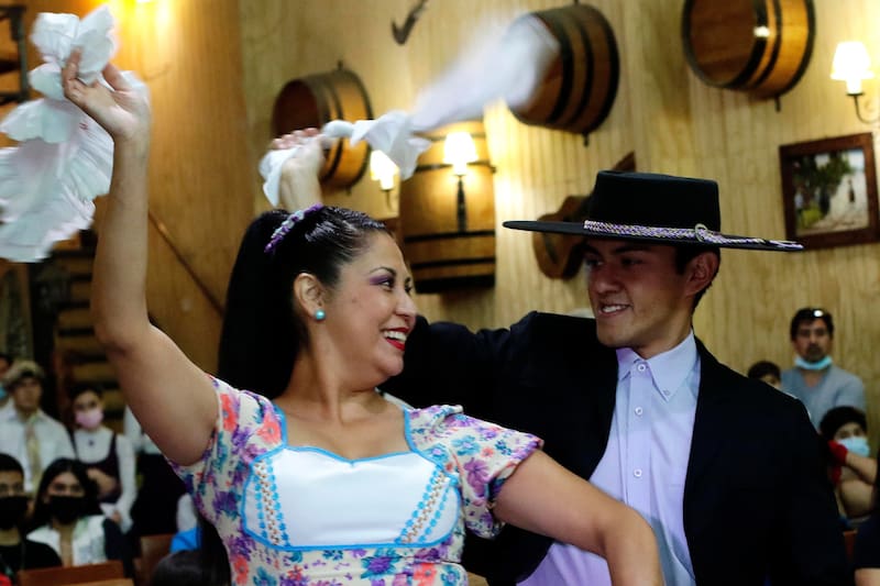 Aprende las mejores rimas para hacer reír a tus seres queridos este 18. Créditos: Javier Salvo/Aton Chile.