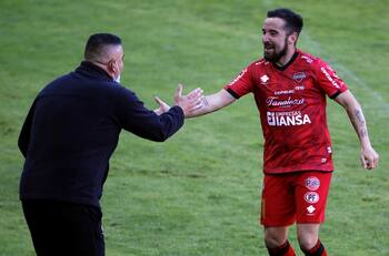 Ñublense derrotó sin apelaciones a Curicó Unido y subió a la punta del torneo