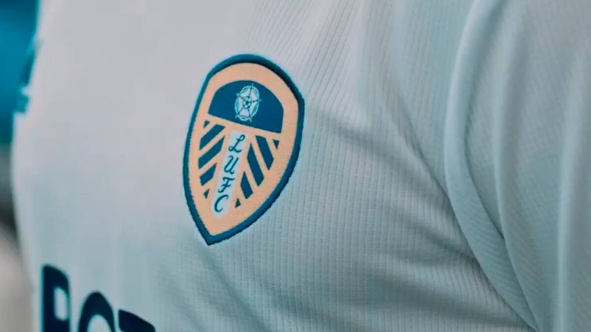 Leeds de Marcelo Bielsa presentó la camiseta con la que regresan a la Premier League