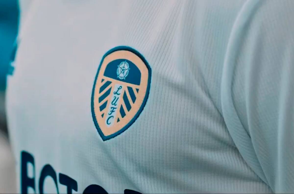 Leeds de Marcelo Bielsa presentó la camiseta con la que regresan a la Premier League