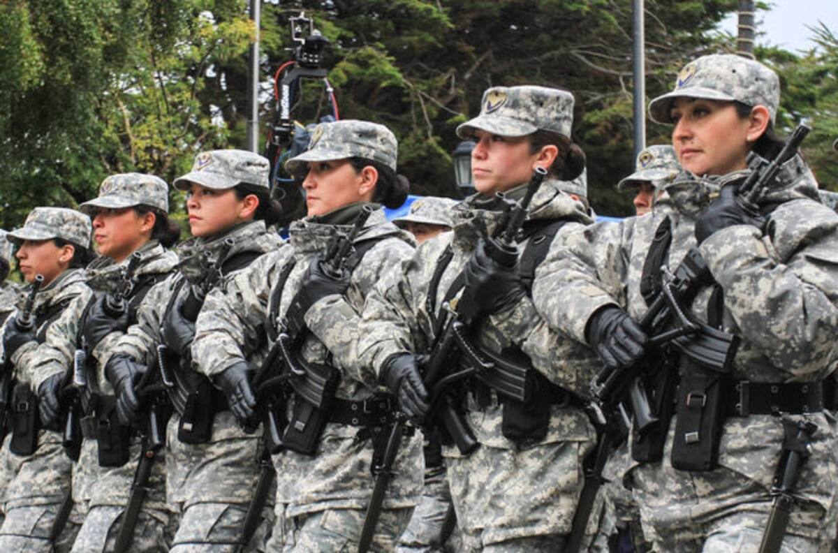 El gran saludo del personal femenino de la fuerza aérea a la Roja femenina