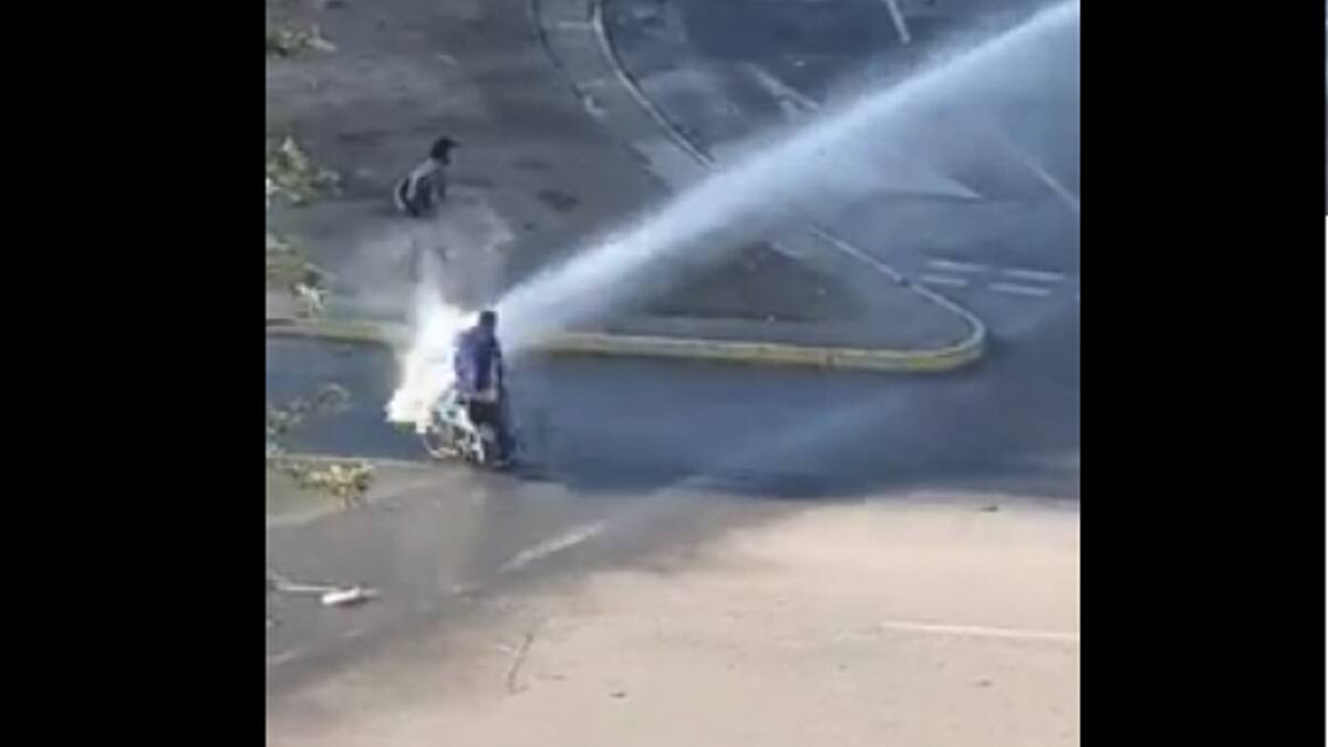HRW por joven en silla de ruedas derribado por carro lanza aguas: "Demuestra, otra vez, uso excesivo de la fuerza"