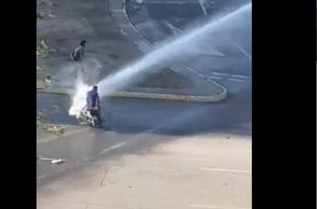 HRW por joven en silla de ruedas derribado por carro lanza aguas: "Demuestra, otra vez, uso excesivo de la fuerza"