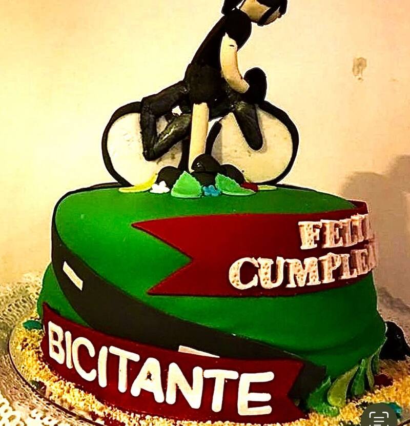 La torta de cumpleaños de Luis Andaur, la cual referencia a su reconocido programa de televisión.