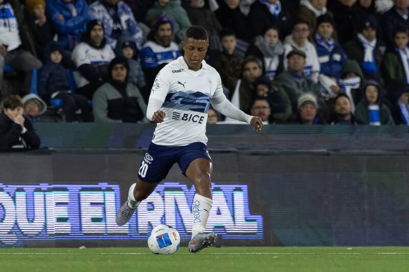 El mediocampista colombiano acercó posturas con la dirigencia de la UC para extender su contrato. Foto: Felipe Escobedo