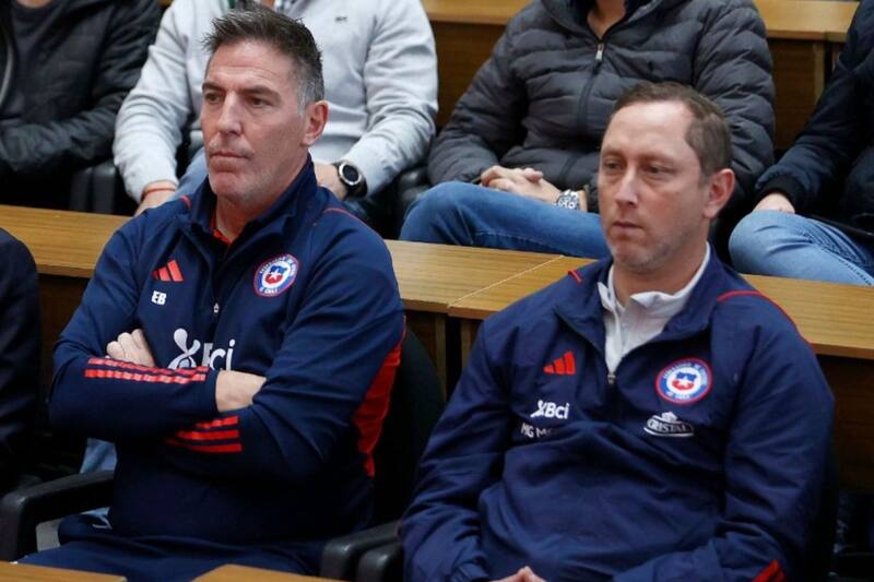 Los entrenadores de la Selección Chilena, masculina y femenina, Eduardo Berizzo y Luis Mena, respectivamente, durante la presentación de Pedidos Ya como nuevo auspiciador de La Roja. Foto: Comunicaciones FFCh.