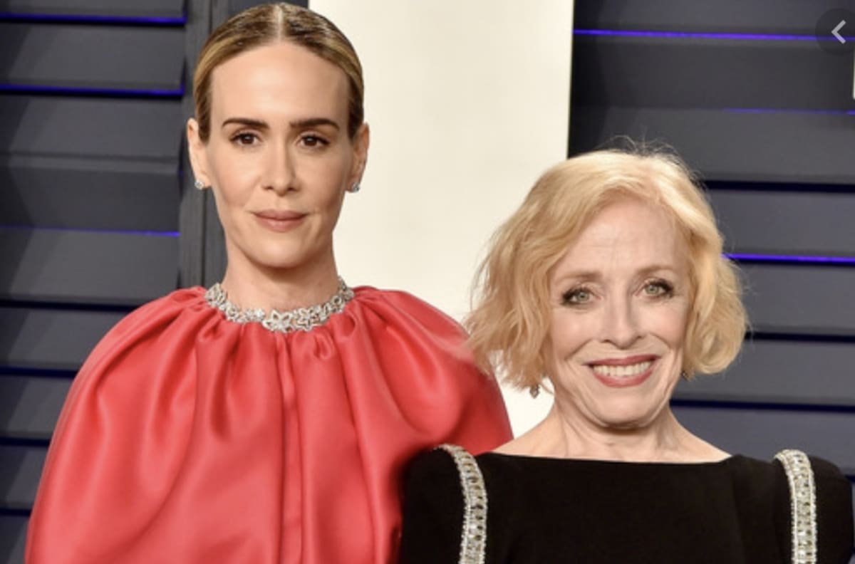 Chilenos destacan en las 15 parejas favoritas de 2020 de E! News