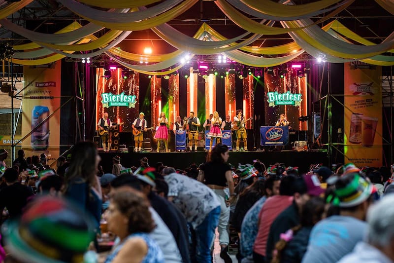 Este evento trae artistas locales o de distintas regiones del país para celebrar.
Foto: Bierfest Kunstmann 2026.