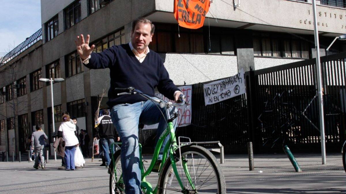 "Si superas el 0,19% te invito a una chela": Tomás Jocelyn-Holt confirmó su candidatura presidencial