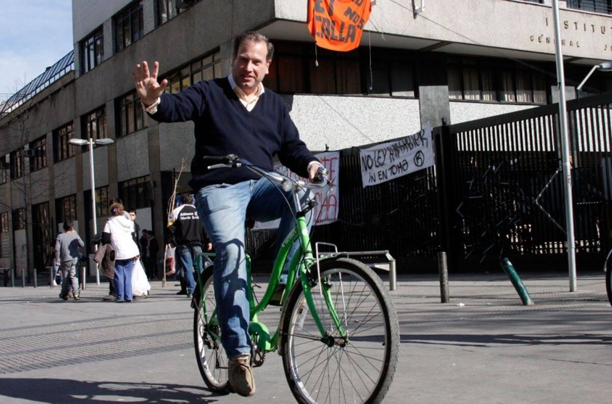 "Si superas el 0,19% te invito a una chela": Tomás Jocelyn-Holt confirmó su candidatura presidencial