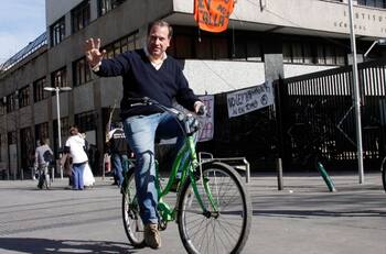 "Si superas el 0,19% te invito a una chela": Tomás Jocelyn-Holt confirmó su candidatura presidencial