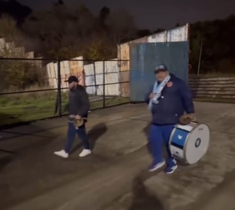 Un hincha de la U acarreándole el Bombo a los hinchas de Gremio de Porto Alegre en un partido ante Huachipato.