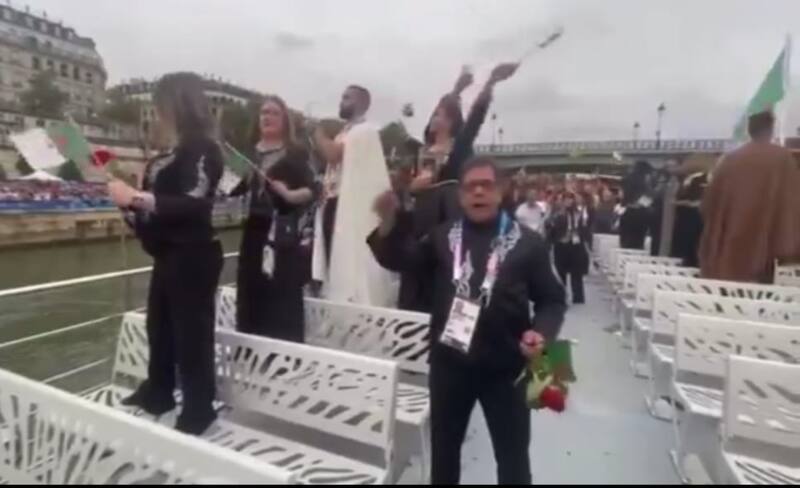 y su protesta en el Río Sena.