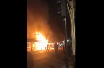VIDEO | Incendio de gran magnitud afecta al menos a tres locales comerciales en Pozo Almonte