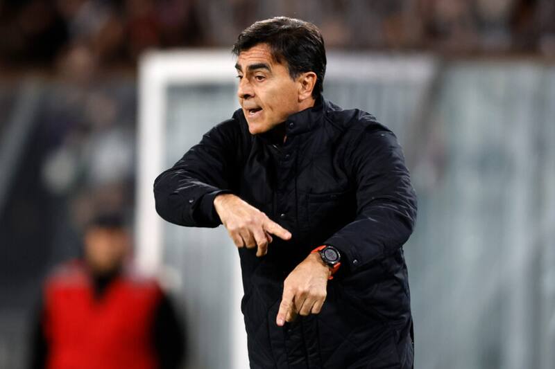 mira el reloj y analiza su continuidad en Colo Colo (Foto: Photosport)