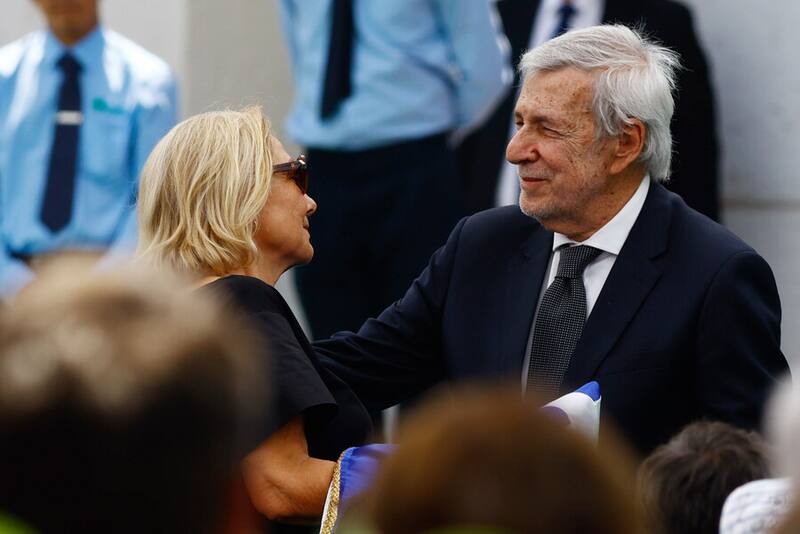 Cecilia Morel recibiendo la bandera de las manos del Ministro de Relaciones Exteriores, Alberto van Klaveren Stork